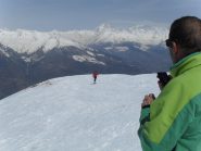 panorama con arrivo di uno skialp