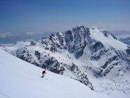 Discesa dalla cima con il Bego sullo sfondo