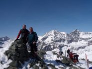 Loro si godono la cima, e Maurizio indica già una nuova cima...