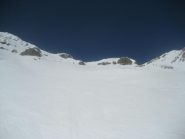 Parte superiore con i 4 sci-alpinisti incontrati appena sotto il colletto che hanno iniziato la discesa