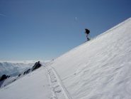 Prime curve su neve ventata morbida