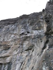 sul muro bianco dopo la cengia