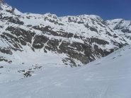 al centro il rifugio Benevolo