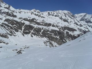 al centro il rifugio Benevolo