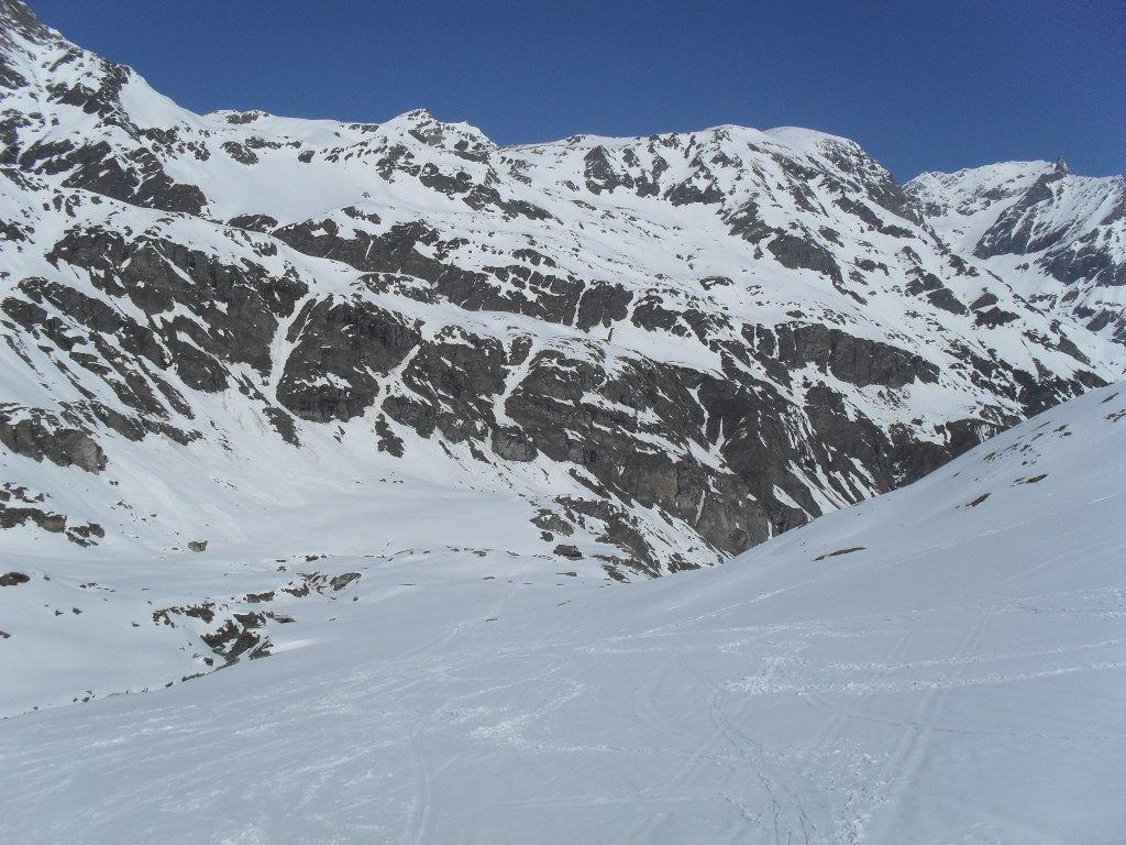 al centro il rifugio Benevolo
