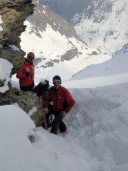 Dalla forcella si calzano gli sci