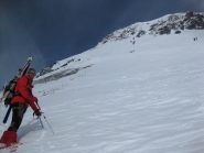 Piccozza, ramponi e sci in spalla