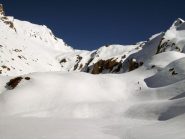 Pianoro intermedio, sullo sfondo a sinistra il secondo pendio-canale 