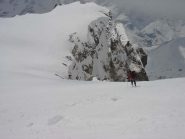 Scendendo il primo pendio sotto la vetta