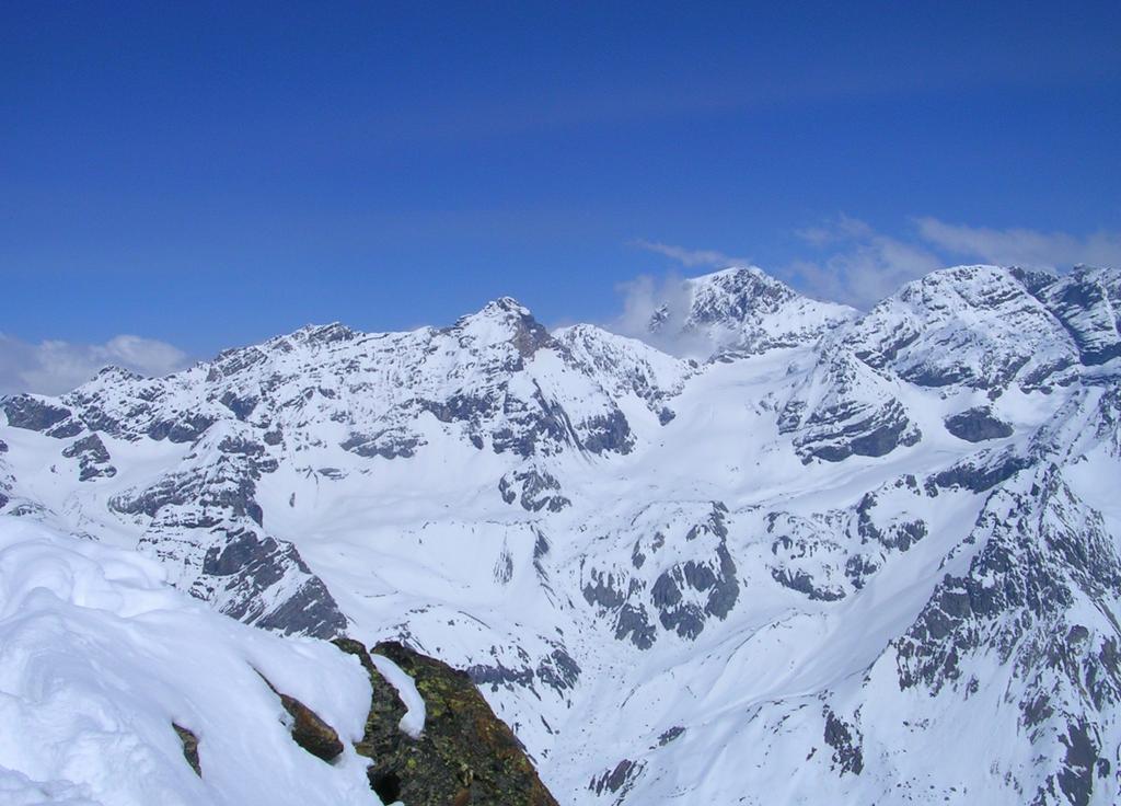 Dalla cima: la Baeckmanngrat, la Thurwieser, l'Ortles e lo Zebrù