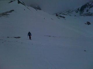 In discesa dal colle Punta Nera verso Valle della Rho