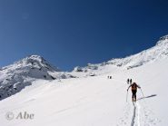 Al centro il colletto, a sinistra la cima