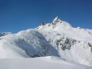 Il Bec Molère (a sinistra) ed il Bec Laris (a destra) dal dosso che domina ad est il lago Vercoche. Sotto il Bec Laris lo spalto che domina ad ovest  il lago Vercoche.