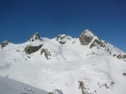 L' itinerario per il Bec Molère (nella foto prima punta a destra del traliccio) fotografato dall' itinerario che sale al Colle Santana. All' estremità destra il Bec Laris.