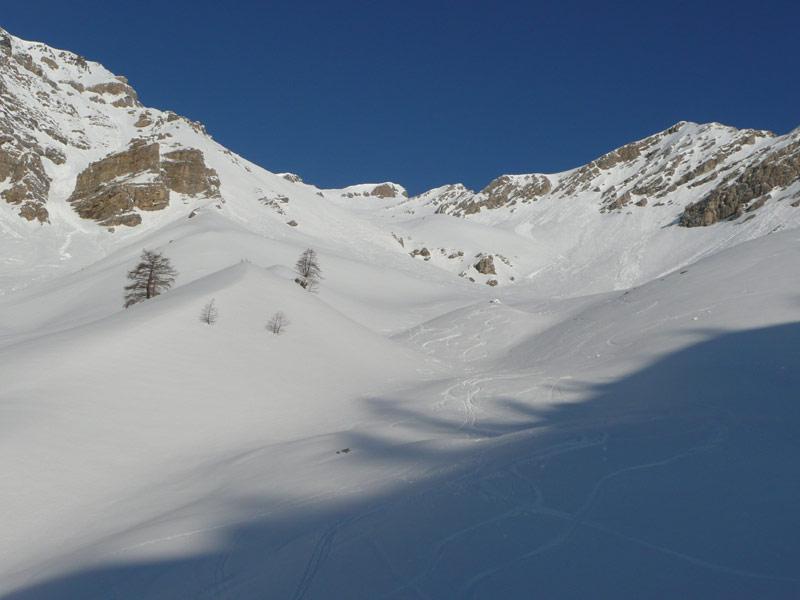 il vallone di salita. La cima è quella al centro sullo sfondo