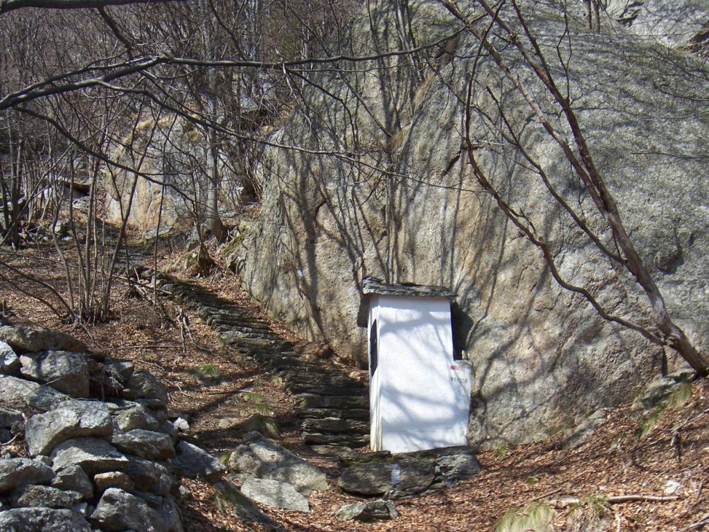 la scalinata che porta alla cappella della Frassa