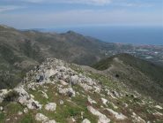 La salita al Pesalto a destra, a sinistra il crinale per la discesa a Ceriale