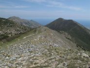 A destra il Pesalto col crinale percorso, a sinistra parte del crinale da percorrere