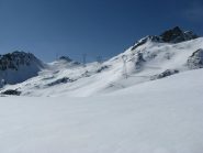 Il piano di quota 2400 circa e vista sul percorsodi salita al colle