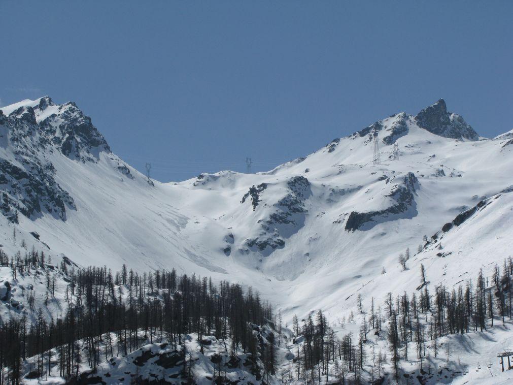 Zoom panoramico verso il colle, dai piani di Laris di sotto