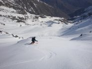 Discesa dei ripidi pendii sotto la punta