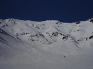 La bastionata sotto la punta, sulla sinistra il dosso di salita.