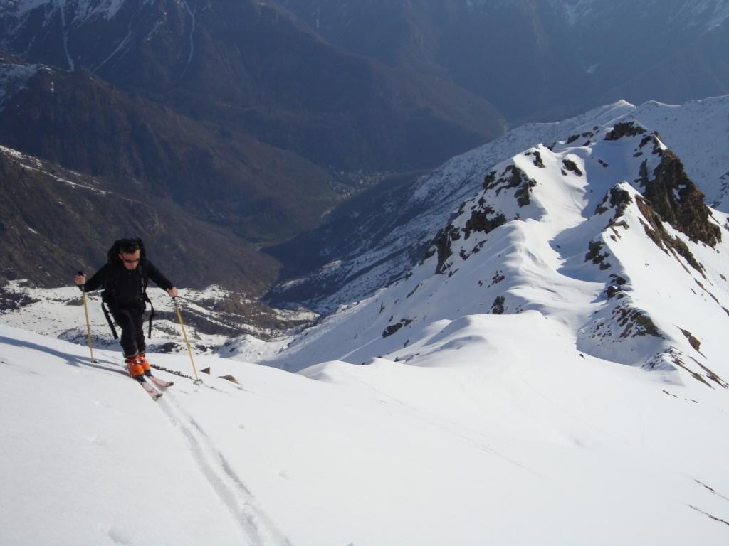 Il dosso che porta in vetta, sullo sfondo Piedicavallo