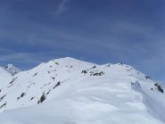 la larga cresta che conduce in punta