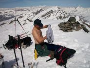 il don in ginocchio...