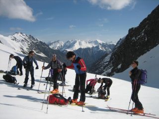 Prima sosta al sole sotto il rif. della Lausa.