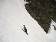 Michele scende dal colletto per  aiutare  sua moglie.