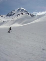 In discesa dal col du Vallonnet con la cima alle spalle