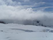 sopra le prime baite con tanta neve e giornata variabile