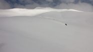 si apre uno spiraglio di sole e rivediamo la cima dal pianoro a quota 2500 m. (8-5-2010)