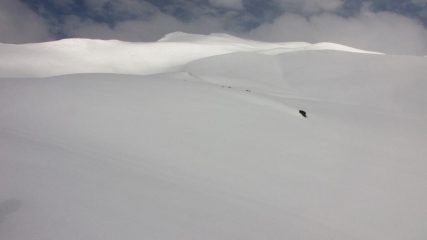 si apre uno spiraglio di sole e rivediamo la cima dal pianoro a quota 2500 m. (8-5-2010)