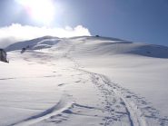 il pandio in alto prima che venisse tritato dai numerosi sciatori.