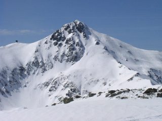 il versante N del pizzo con il canale vista dalla cima ferrarine (aprile 2010). Foto Pr18