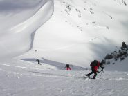 salendo sull'erto pendio che dal Colle conduce alla dorsale 