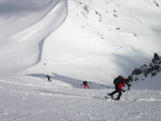 salendo sull'erto pendio che dal Colle conduce alla dorsale 