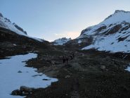 Salendo sul sentiero estivo