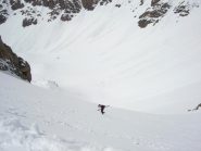 Anna sul pendio finale con sci in mano