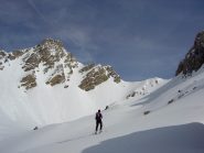 Anna in meditazione con Tete de l'Homme sullo sfondo.