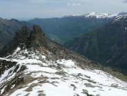 Sopra il colle, dietro il roccione emerge cima Mares