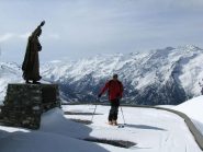 Con annessa statua...