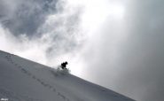 in discesa tra cielo e neve