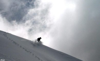 in discesa tra cielo e neve