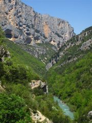 Lungo il sentiero si alternano le panoramiche cenge