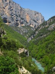 Lungo il sentiero si alternano le panoramiche cenge