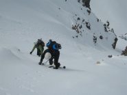 Discesa nel canale che porta al traverso 