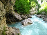 Il fiume scorre impetoso e a filo dei passaggi